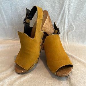 Kelsi Dagger for Anthropologie golden suede clogs size 8
